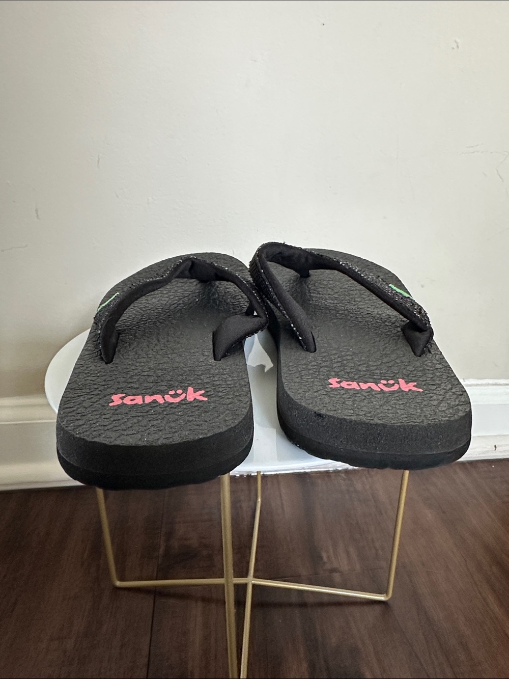Sanuk Black Sparkle Flip Flop Sandals with Pink Logo - Picture 3 of 4